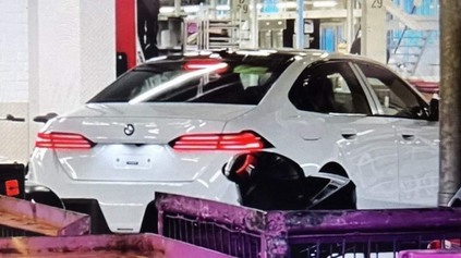 NOVÉ BMW RADU 5 PRVÝKRÁT BEZ MASKOVANIA. TENTO ZÁBER ODHAĽUJE, ČÍM PÔJDE MNÍCHOV PROTI TRIEDE E