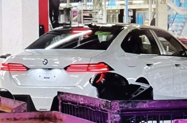 NOVÉ BMW RADU 5 PRVÝKRÁT BEZ MASKOVANIA. TENTO ZÁBER ODHAĽUJE, ČÍM PÔJDE MNÍCHOV PROTI TRIEDE E