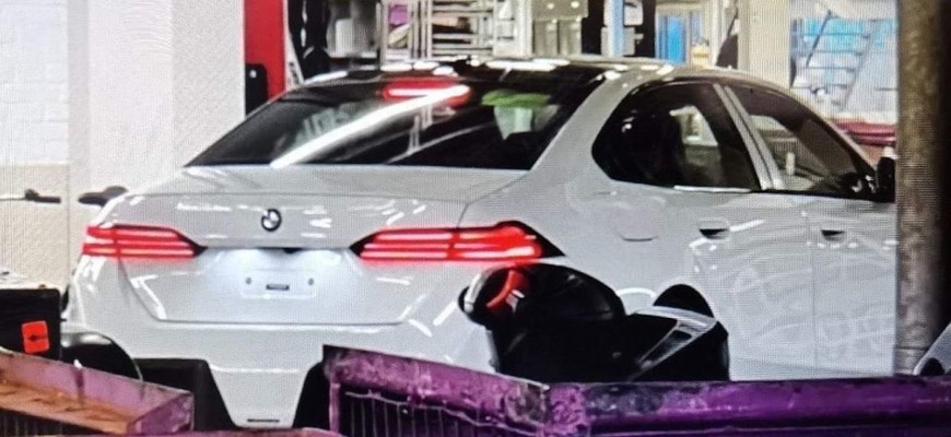 Nové BMW radu 5 prvýkrát bez maskovania. Tento záber odhaľuje, čím pôjde Mníchov proti triede E
