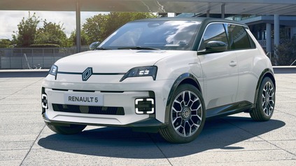 Renault 5 E-Tech Roland-Garros. Páka voliča ako rukoväť tenisovej raketa a detaily vo farbe antuky