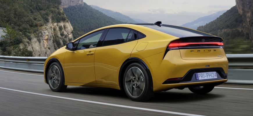 Hybridná stratégia sa Toyote vypláca. Hlási rekordné predaje aj tam, kde ostatní pohoreli