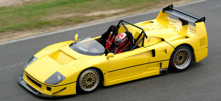 Videli ste už pretekárske Ferrari F40 LM bez strechy?