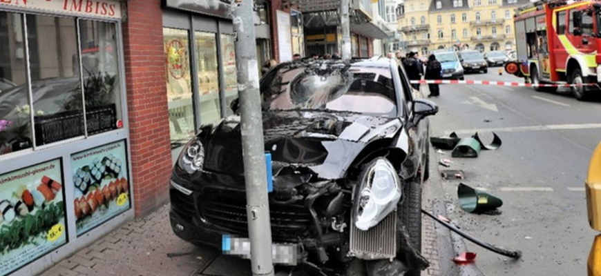 Neskutočná nehoda Porsche Cayenne. Ako je toto možné?
