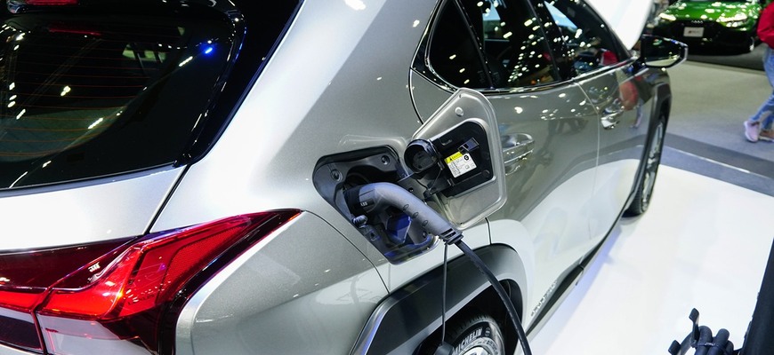 Nová nevýhoda elektromobilov: Rozšíri sa povinná výbava pre staršie autá?