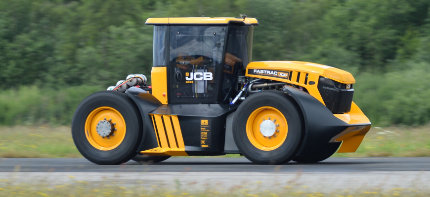 Najrýchlejší traktor je JCB Fastrac 8000. Dokáže viac než 160 km/h