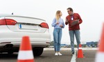 Autoškoly verzus reálny svet? 5 rozdielov, ktoré zaskočia, keď vyjdete na cesty
