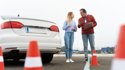 AUTOŠKOLY VERZUS REÁLNY SVET? 5 ROZDIELOV, KTORÉ ZASKOČIA, KEĎ VYJDETE NA CESTY