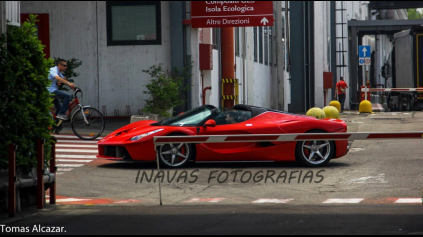 LAFERRARI APERTA ZACHYTILI NA ULICI BEZ STRECHY