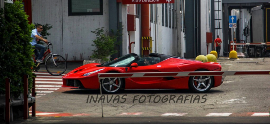 LaFerrari Aperta zachytili na ulici bez strechy