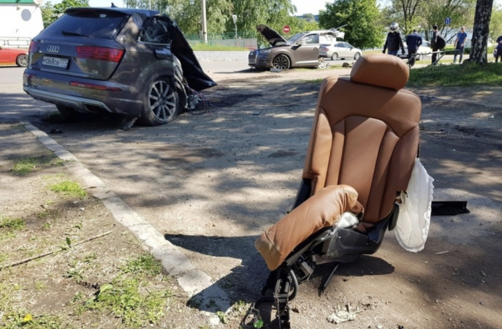 ŠIALENÁ NEHODA AUDI Q7 V RUSKU. SUV ROZSEKOL NA POLOVICE A ODKRÁČAL