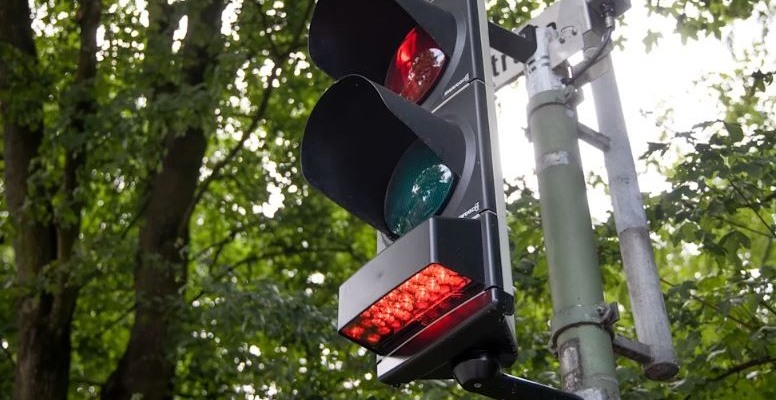 Nové svetlo na semafore umiestnené zdola: Viete načo slúži a kedy je dôležité?