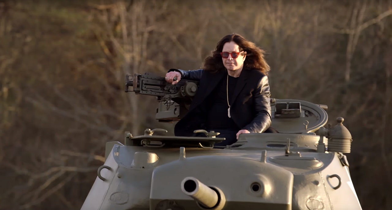 OZZY OSBOURNE: VODIČÁK ZÍSKAL NA 19. POKUS A POMOCOU FERRARI ZDEMOLOVAL VLASTNÚ GARÁŽ