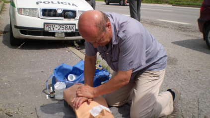 POLÍCIA A ČERVENÝ KRÍŽ KONTROLOVALI LEKÁRNIČKY