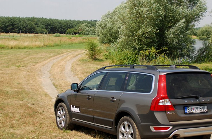 Zadný pohľad na Volvo XC70 prezrádza, že ľahší terén nie je zrovna to, čoho by sa tento obojživelník zľakol.