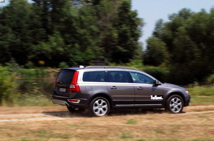 Volvo XC70 si pláva bezstarostne krajinou...