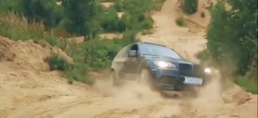 Aj takto trápne sa dá rozbiť BMW X5 :o)