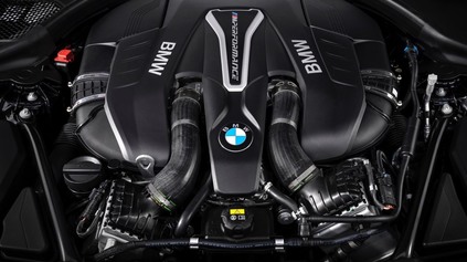 BMW ešte spaľovacie motory nezavrhne. Má rozumné argumenty