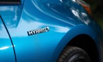 Greenpeace kritizuje Toyotu. Preč s hybridmi, potrebujeme len elektromobily, odkazujú aktivisti