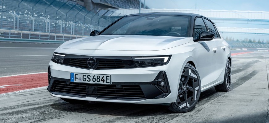Nový športovo ladený hybrid Opel Astra GSe oficiálne. Vyšliapnuť si chce na VW Golf GTE