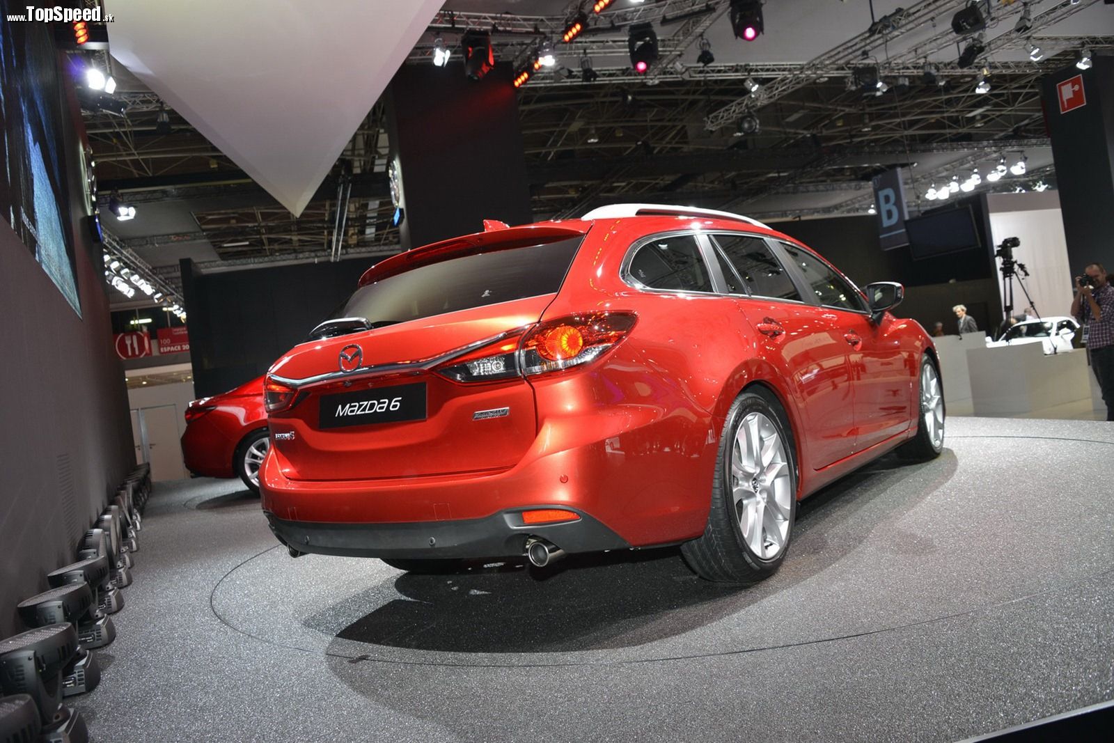 Mazda nedosiahla menšiu dĺžku len upravením previsov karosérie. Dôkazom toho je aj menší rázvor.