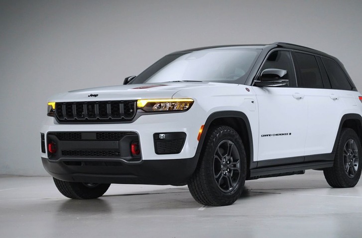 MODERNIZOVANÝ JEEP GRAND CHEROKEE UKRÝVA NAJVÄČŠIE PREKVAPENIE POD PREDNOU KAPOTOU