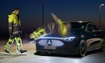 Reflexné oblečenie môže zmiasť automatické brzdenie. ADAC odhalil nečakaný problém šiestich áut
