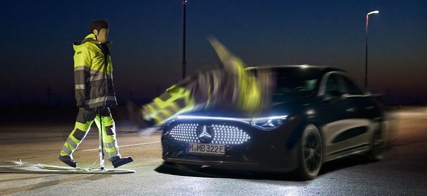 Reflexné oblečenie môže zmiasť automatické brzdenie. ADAC odhalil nečakaný problém šiestich áut