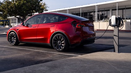 PRVÉ MIESTO V REBRÍČKU EURÓPSKYCH PREDAJOV NOVÝCH ÁUT OPÄŤ DRŽÍ STARÝ ZNÁMY. TESLA MODEL Y PADÁ