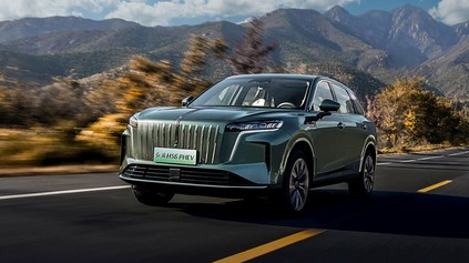 HONGQI HS6 PHEV MÁ REKORD V DOJAZDE. KOĽKO ZVLÁDLO BEZ NABITIA A TANKOVANIA?