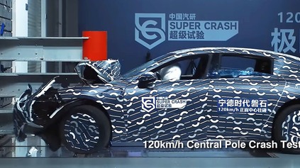 Nová platforma pre elektromobily odolá nárazu pri 120 km/h do stĺpa. Bez požiaru či explózie
