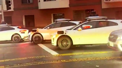 ĎALŠIA SLABINA ROBOTICKÝCH ÁUT. V REÁLNEJ PREMÁVKE ICH PREKVAPIVO ZASTAVIL TENTO DROBNÝ INCIDENT