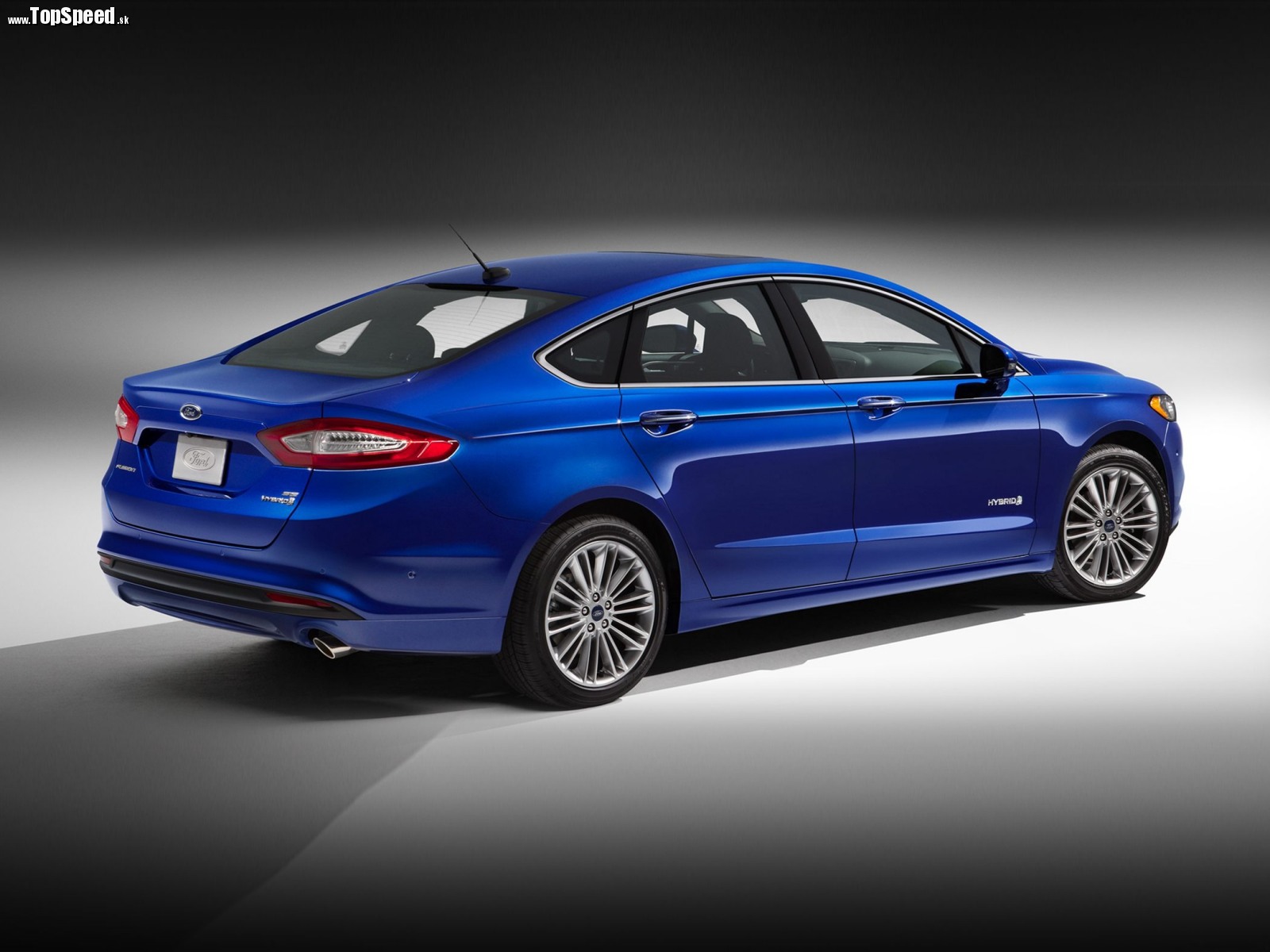 Ford Fusion Hybrid má v USA úspech. Možno aj kvôli nepravdivej spotrebe.