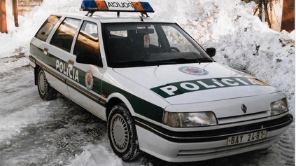Porevolučná Polícia SR spomína na svoje služobné autá. Pamätáte na policajný Renault 21?