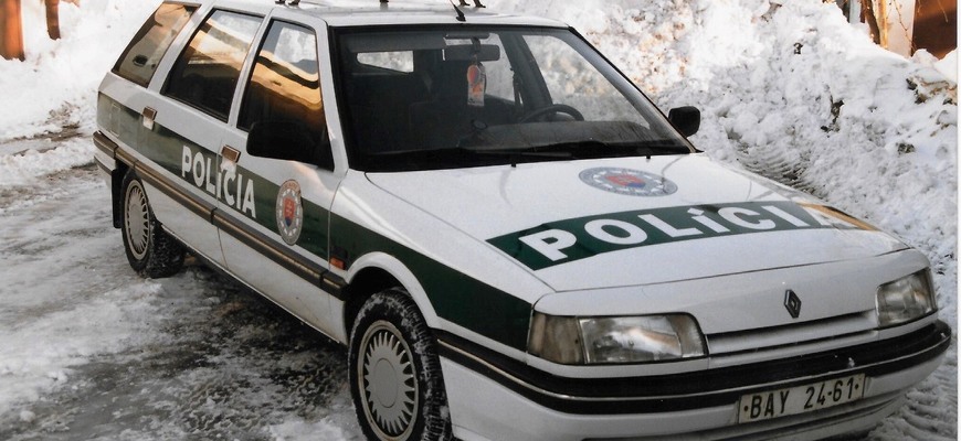 Porevolučná Polícia SR spomína na svoje služobné autá. Pamätáte na policajný Renault 21?