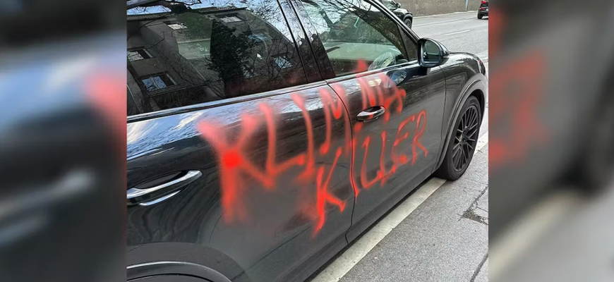 Klimatickí rebeli poškodzujú autá neďaleko Slovenska. Pseudoaktivisti nechávajú majiteľom odkaz