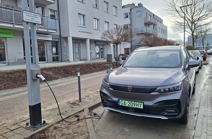 NOVÝ DRUH NABÍJANIA ELEKTROMOBILOV, STAČÍ OBYČAJNÝ STĹP VEREJNÉHO OSVETLENIA, NÁJDETE HO PRI SR