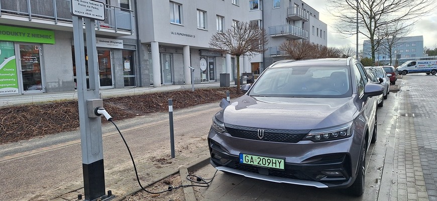 Nový druh nabíjania elektromobilov, stačí obyčajný stĺp verejného osvetlenia, nájdete ho pri SR