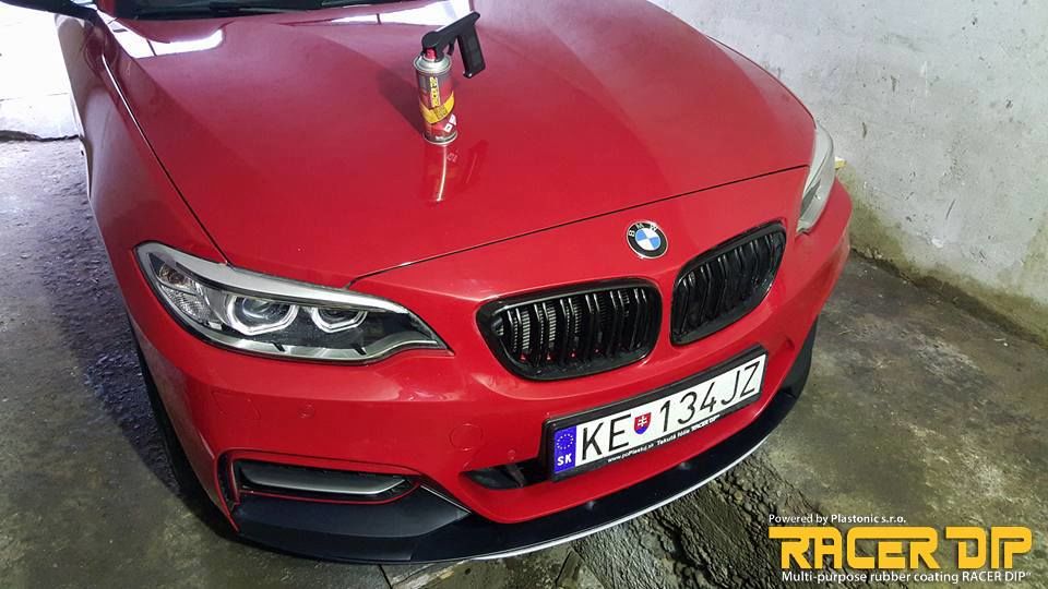 BMW M235i s doplnkami v RACER DIP® Star striebornej