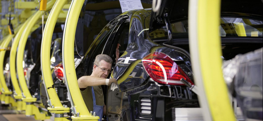 Mercedes zamestná viac ľudí a zredukuje počet robotov