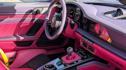 Najvzácnejšie nové Porsche 911 v krásnom odtieni, zvyšok vyzerá ako bombový útok na farby-laky