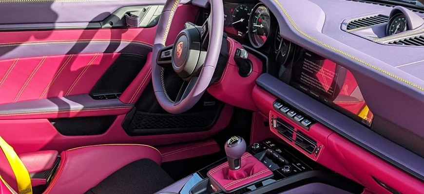 Najvzácnejšie nové Porsche 911 v krásnom odtieni, zvyšok vyzerá ako bombový útok na farby-laky