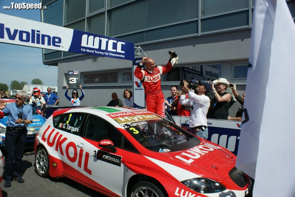 V 1. jazde skončil po 10 kolách na 1. mieste taliansky pretekár Gabriele Tarquini na Seate tímu Lukoil