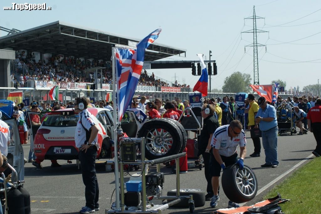 FIA WTCC na Slovakia Ringu bolo absolútne rekordné podujatie čo sa počtu divákov týka. Takúto masu tento okruh ešte nezažil...