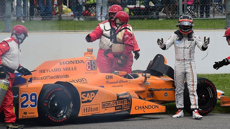 Alonso si v Indy 500 viedol brilantne, zastavila ho porucha motora