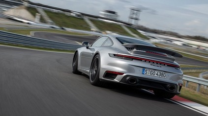 NOVÉ PORSCHE 911 TURBO S SA NA OKRUHU TAKMER VYROVNÁ MCLARENU 720S