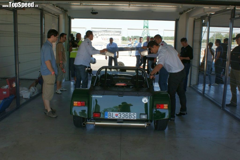 Caterham je relatívne malé auto. Ale má TAKÉTO gule!