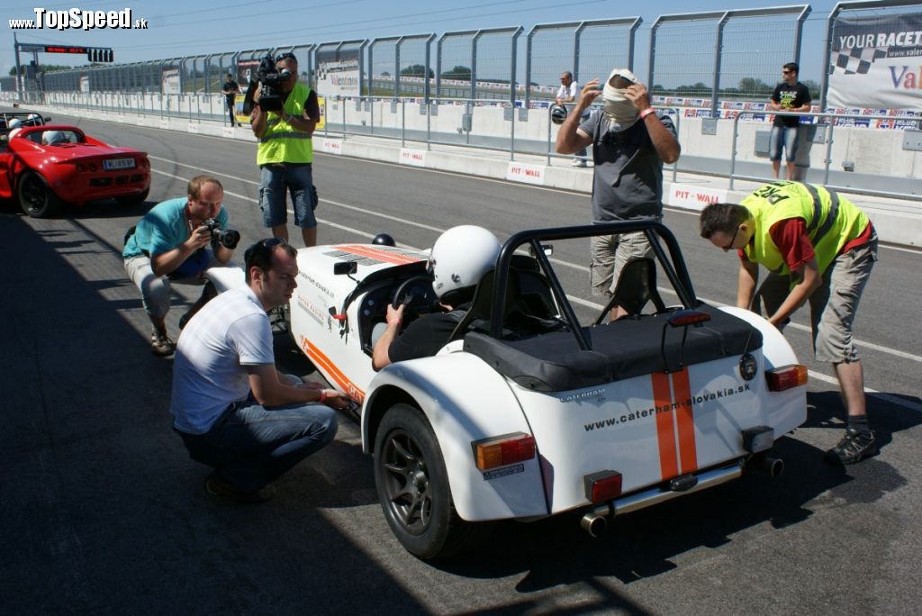 Caterham na pit lane Slovakia Ringu