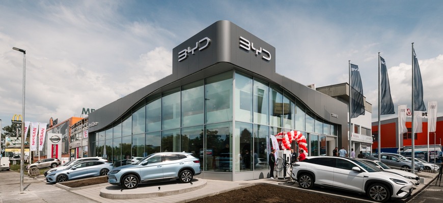 BYD a Auto-Impex slávnostne otvorili vlajkovú predajňu na Slovensku
