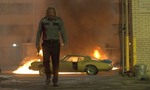 Motor City: Rozpráva sa iba v 5 scénach. Po zvyšok filmu hovoria päste, rock a muscle cars