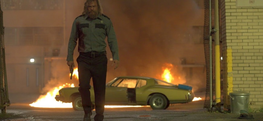 Motor City: Rozpráva sa iba v 5 scénach. Po zvyšok filmu hovoria päste, rock a muscle cars